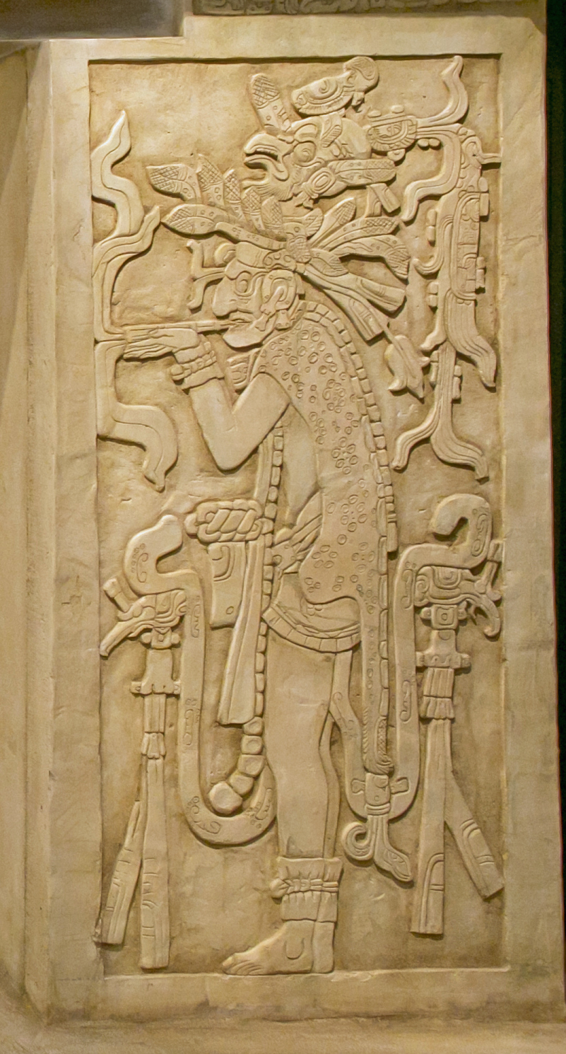 葉巻状のたばこをふかす神様のレリーフ(原寸複製)