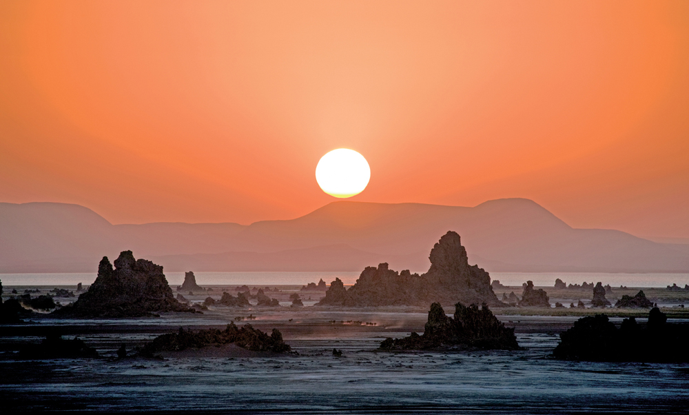 夕日のアッベ湖に立ち上がる石灰の塔のシルエット