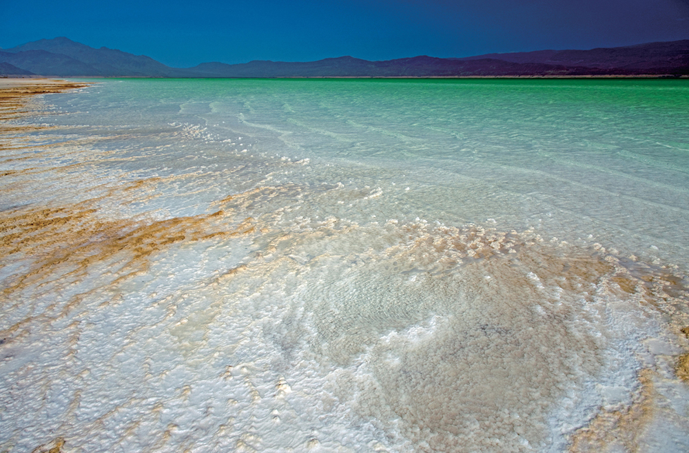 海になろうとする塩の湖・アッサル湖の渚