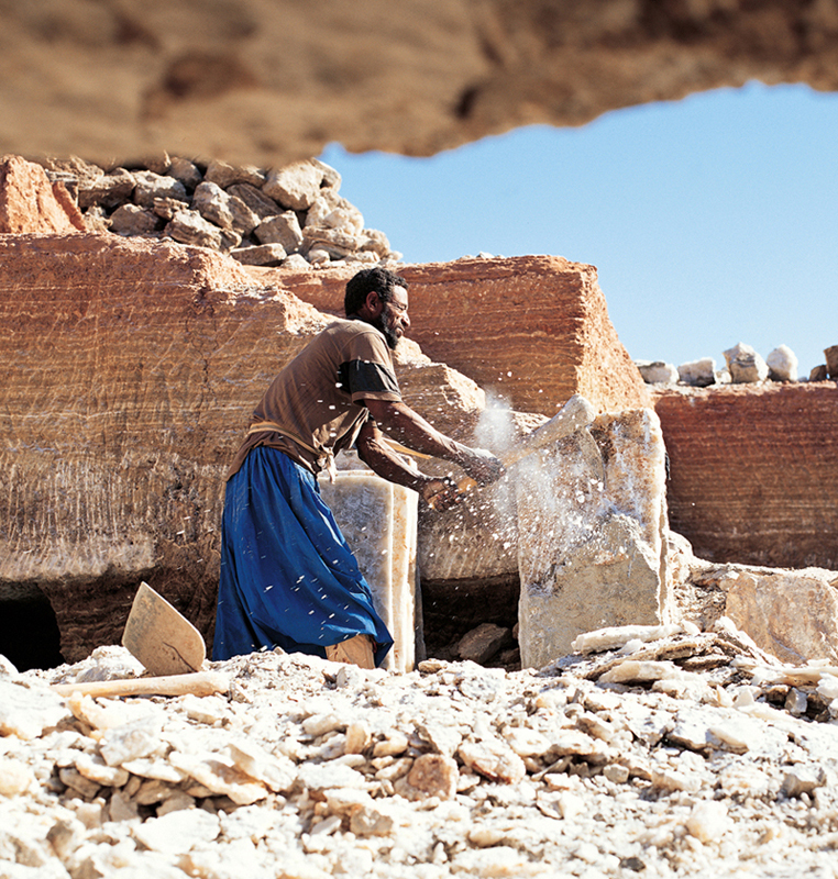タウデニの岩塩を切り出し整形する