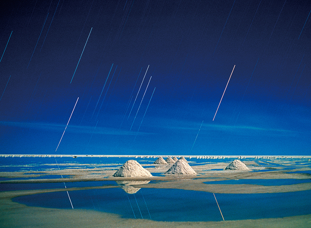 月夜のウユニ湖に沈むオリオン座